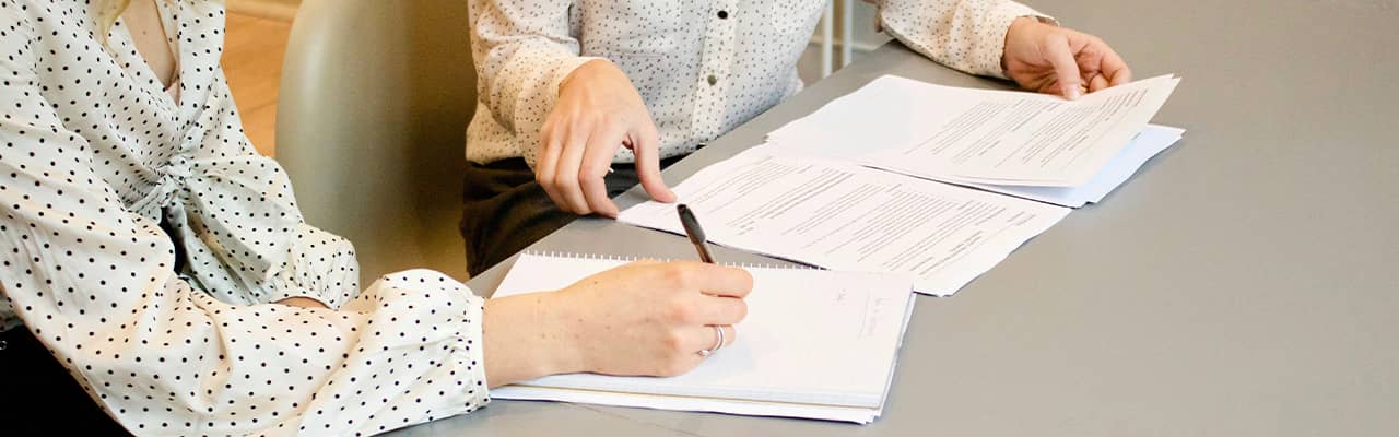 Zwei Lehrerinnen arbeiten an einem Curriculum